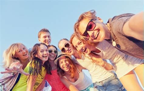 Ilustračná fotografia mladých ľudí na brigáde