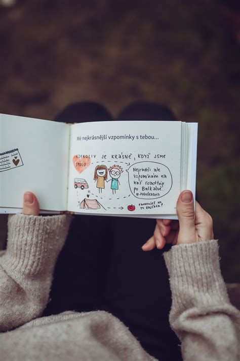 Ilustrácia matky dojčiacej jedno dieťa a čítajúcej knihu druhému