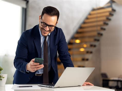 Muž pozerá na internet