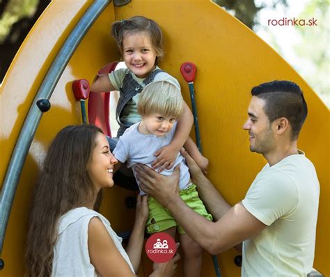 Rodina s dieťaťom na ihrisku