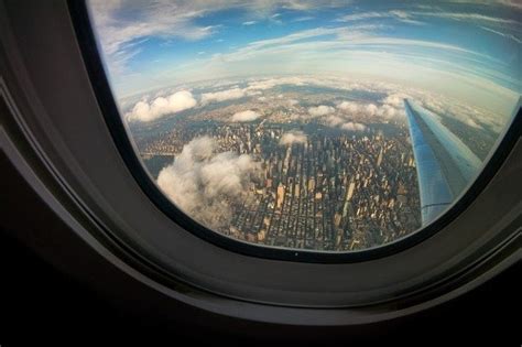 Ilustrácia dieťaťa pozerajúceho z okna lietadla s úsmevom