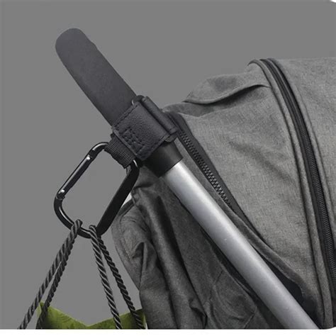 Ilustračná fotografia prebaľovacej tašky pripnutej na rukoväť kočíka