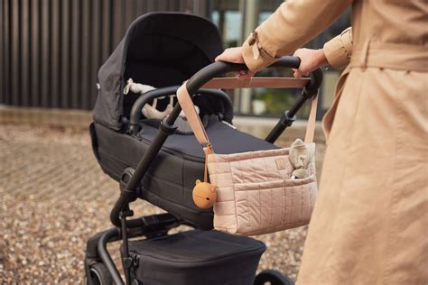 Ilustračná fotografia univerzálnych štipcov na kočík