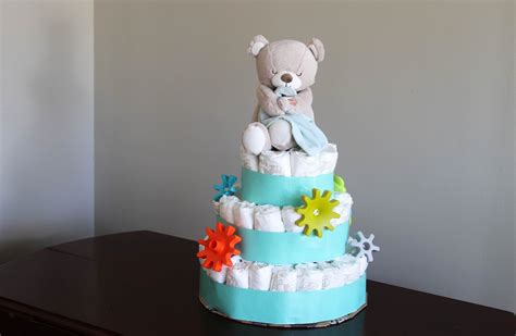 Ilustrácia plienkovej torty s rôznymi doplnkami