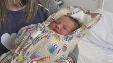 Dieťa v šatke v M-pozícii