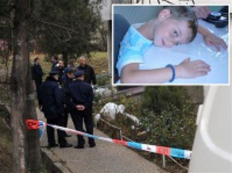 Novorodený chlapček v náručí rodičov