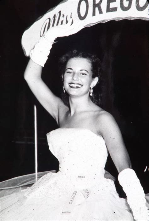 Dorothy Mae Johnson ako Miss Leatherneck