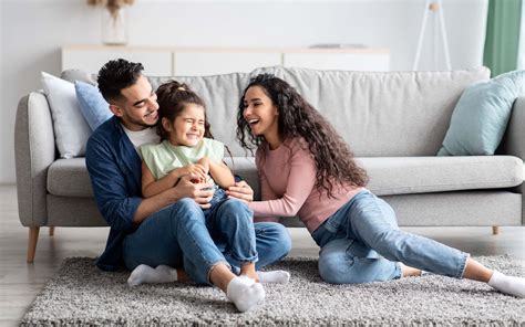 Rodina zdieľajúca radostný moment