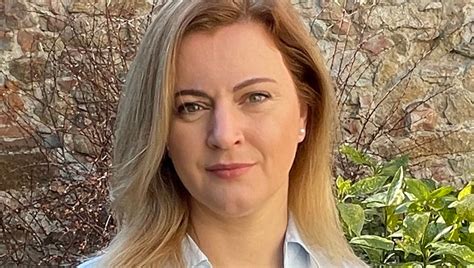 Dospelý človek listujúci starým fotoalbumom