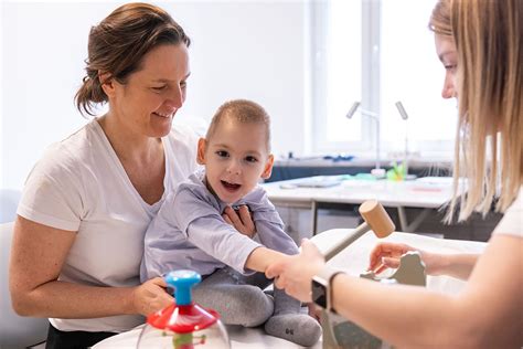 Dieťa skúma japonskú loptičku