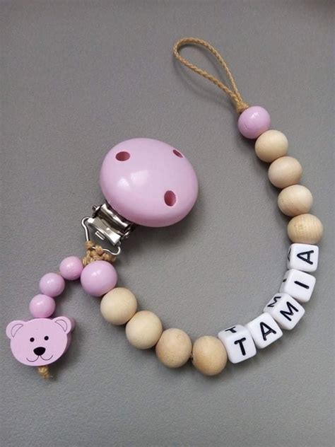 Detaily ozdobenej retiazky na cumlík