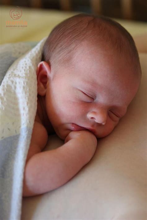 Bábätko v kontakte koža na kožu s matkou