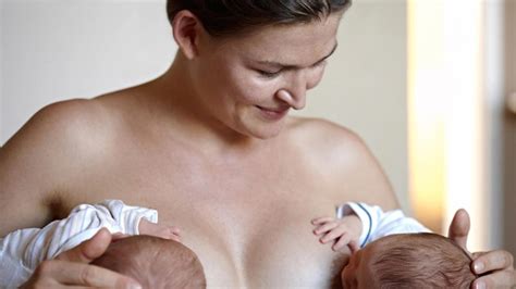 Dojčenie dvojčiat v tandeme