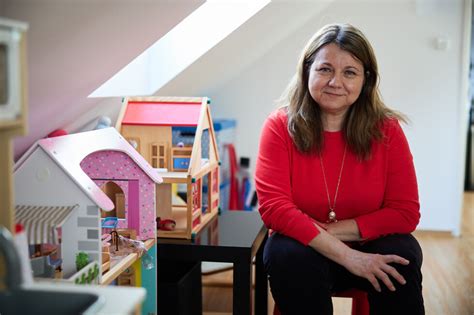 Ilustrácia detského domova s hracími prvkami