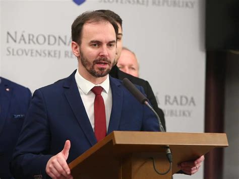 Ilustrácia mladého človeka s kufrom odchádzajúceho z budovy