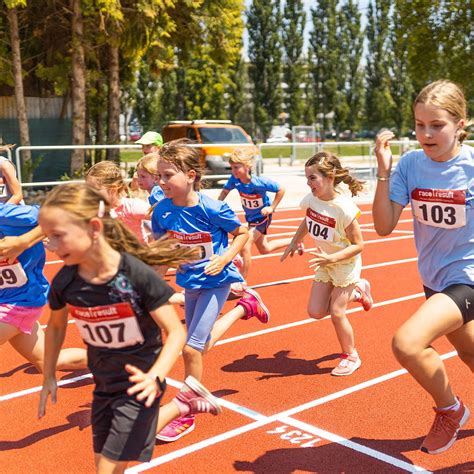 Deti behajúce na atletickom štadióne