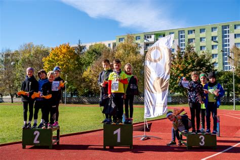 Ilustrácia detí zapojených do rôznych atletických aktivít