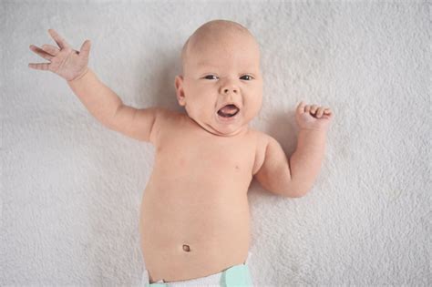 bábätko sa smeje a kope nožičkami