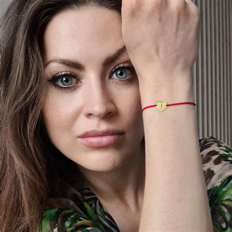 Červený náramok ako symbol ochrany