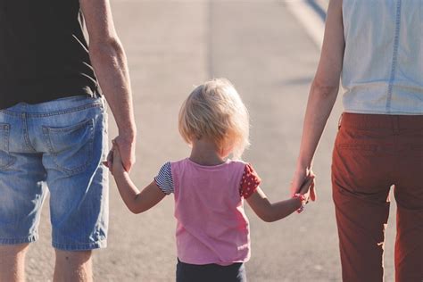 Rodina držiaca sa za ruky