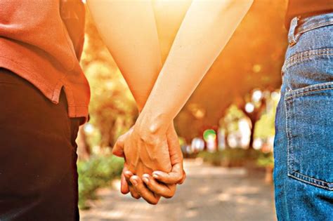 Muž drží ženu za ruku počas pôrodu