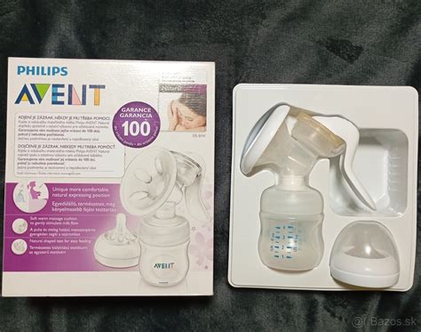 žena používajúca manuálnu odsávačku mlieka