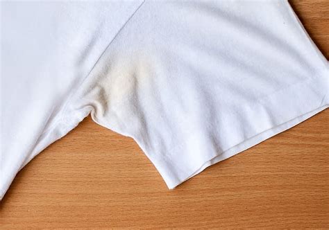 stará zažltnutá škvrna na bielom tričku