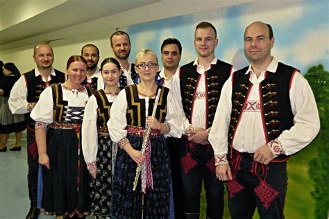 ľudia rôznych etník spolupracujúci