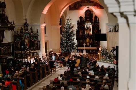 hudobníci hrajúci v kostole