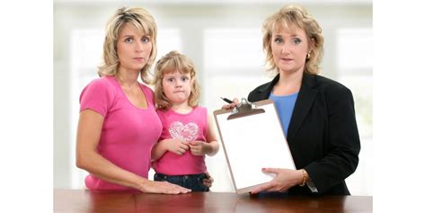 Ilustrácia dieťaťa čítajúceho knihu s rodičom