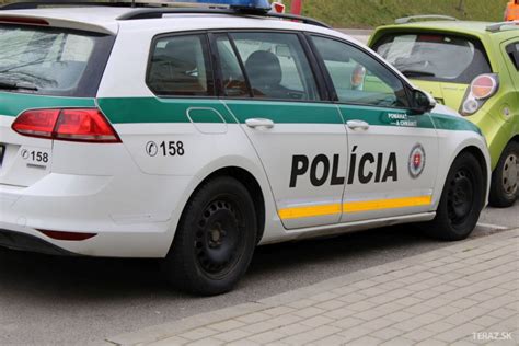 Policajné auto pri mieste činu