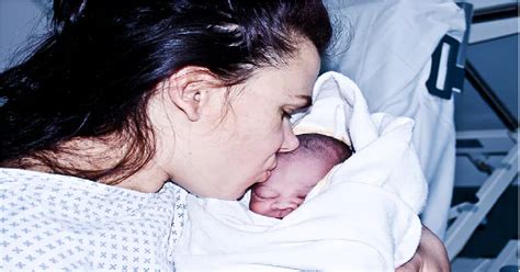 žena s novorodencom a starším dieťaťom