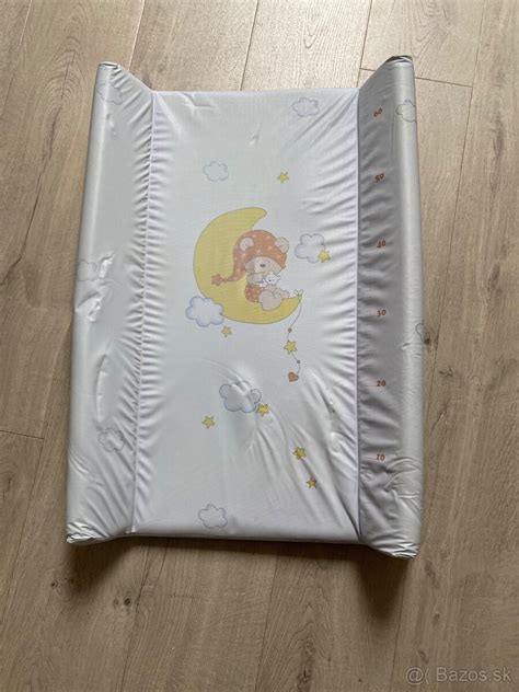 Obrázok zobrazujúci zloženú a rozloženú prebaľovaciu podložku Pampers Changemats