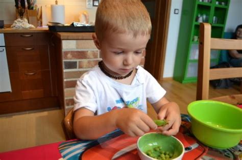 dieťa pomáha pri príprave jedla v kuchyni