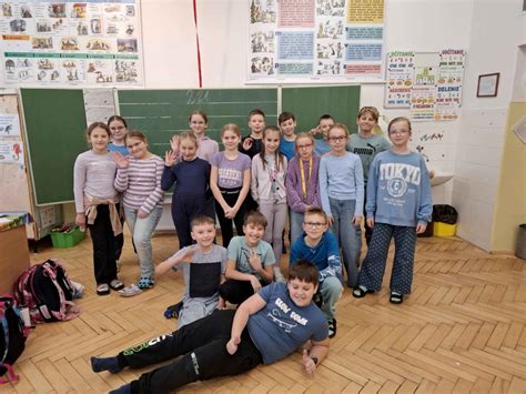 Obrázok detí hrajúcich sa v školskom klube