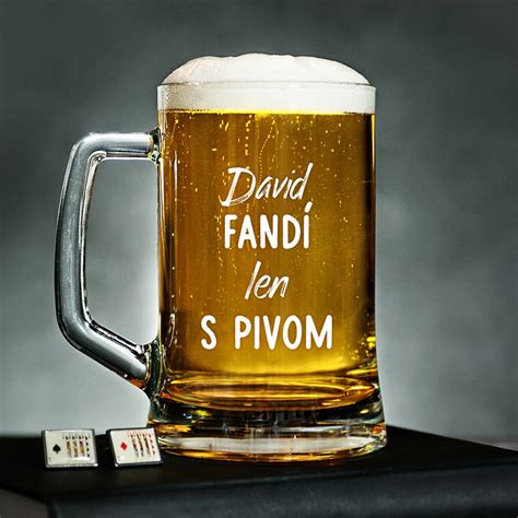 Ľudia s pivom v ruke v krčme