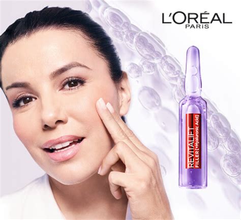 Žena aplikujúca vlasovú kúru v ampulkách