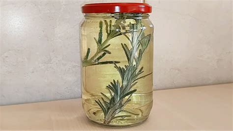 Fľaštička s rozmarínovým olejom a čerstvé rozmarínové vetvičky