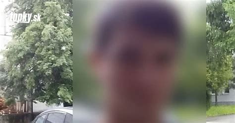 Skupina tínedžerov v mestskom prostredí