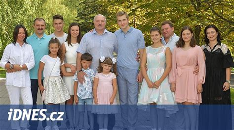 rodina si prezerá fotografie