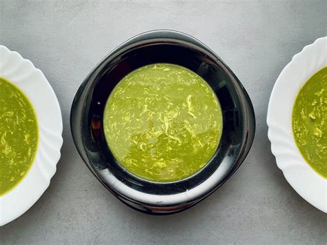 Špenátová polievka s vajíčkom a krutónmi