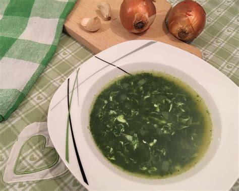 Špenátová polievka s vajcom a krutónmi