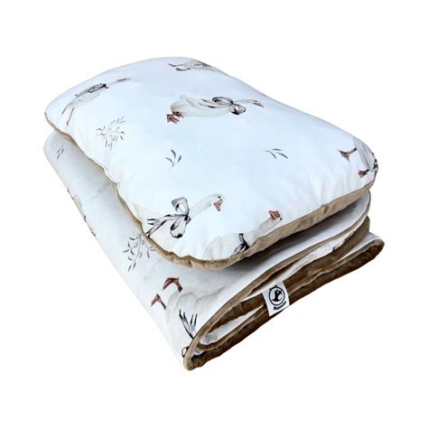 ilustrácia novorodenca spiaceho na boku s polohovacím vankúšom