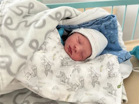 Matka dojčiaca dieťa v pohodlnej polohe