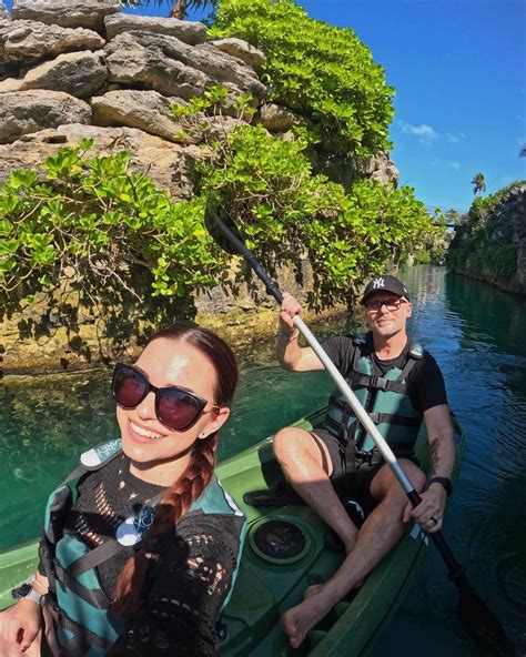 Ilustrácia znázorňujúca ženu v pokročilom štádiu tehotenstva s jemným naznačením vnútorných procesov prípravy na pôrod.