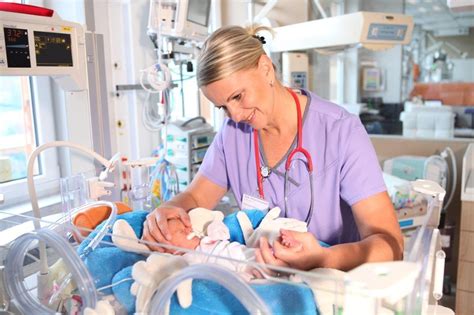 Novorodenec položený na hrudi matky