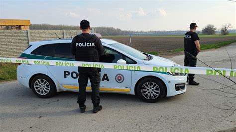 Dieťa pri záhradnom jazierku