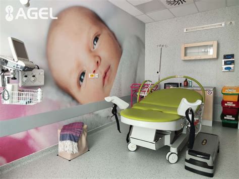 Ilustrácia matky a dieťaťa v prvom kontakte