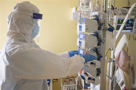 Lekársky tím pracujúci na jednotke intenzívnej starostlivosti