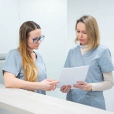 žena s lekárom konzultujúca výsledky